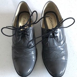 Shiny patent dark grey shoes